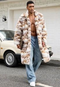 Détail d'un manteau long pour homme en fausse fourrure avec texture camouflage et grand col