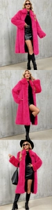 Détail du manteau en fausse fourrure rose vif montrant la texture dense et le grand col