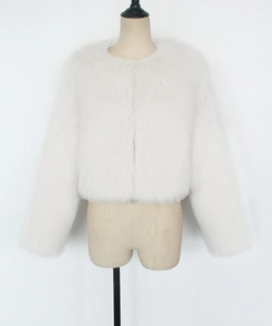 Détail d'une veste blanche en fausse fourrure avec texture pelucheuse et col rond élégant