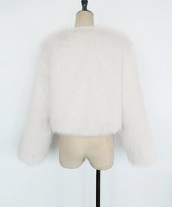 Détail arrière d'une veste courte en fausse fourrure blanche avec texture pelucheuse douce