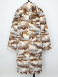 Détail du manteau en fausse fourrure multicolore avec texture épaisse et grand col à revers
