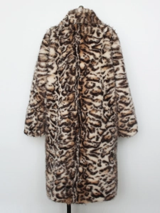 Texture détaillée du manteau épais en fausse fourrure léopard en peluche chaude