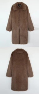 Vue avant et arrière du manteau en fausse fourrure marron avec large revers et peluche