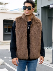 Gilet en fausse fourrure marron foncé pour homme avec col montant et texture pelucheuse douce