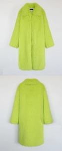 Vue avant et arrière du manteau long en fourrure synthétique vert fluo avec col à revers