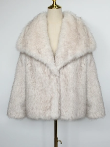 Détails de la texture fausse fourrure et du grand col du manteau d'hiver crème tacheté