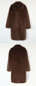 Vues détaillées avant et arrière d'un long manteau en fausse fourrure marron foncé doux