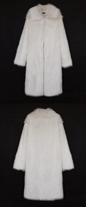 Détails d'un long manteau blanc en fausse fourrure avec grand col à revers devant et dos