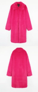 Vue avant et arrière d'un long manteau en fausse fourrure rose vif avec grand revers