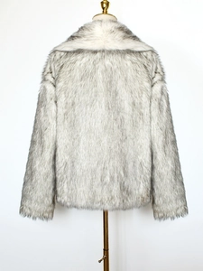 Détails de dos d'une veste en fausse fourrure texture loup gris sur cintre doré