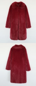 Vue détaillée de la texture en fausse fourrure sur ce long manteau d'hiver bordeaux