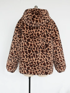 Vue détaillée du dos d'une veste à capuche en fausse fourrure avec imprimé léopard brun