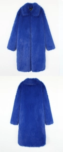 Vues avant et arrière d'un manteau long en fausse fourrure bleu roi avec revers larges