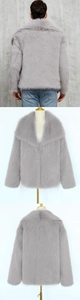 Layout a tre viste di un cappotto in ecopelliccia grigio chiaro da uomo con revers