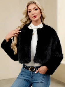 Veste courte chic en fausse fourrure noire pour femme avec col rond et texture hirsute