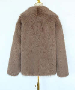 Vista posteriore dettagliata di un cappotto in ecopelliccia a pelo lungo beige scuro