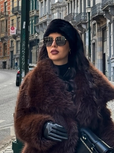 Manteau de luxe en fausse fourrure marron foncé pour femme avec chapeau assorti chic