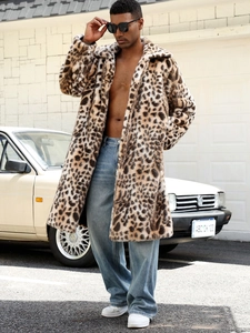Photo de rue d'un manteau en fausse fourrure léopard pour homme avec revers et coupe large