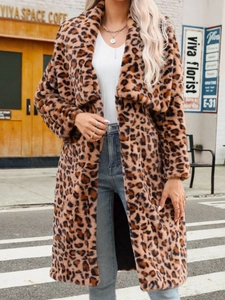 Chic leopard print faux fur coat with oversized lapels and long sleeves in street style