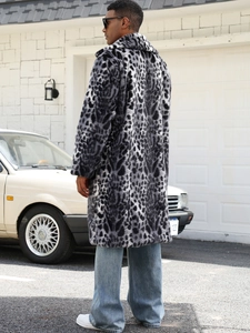 Gros plan détaillé montrant la texture douce du manteau en fausse fourrure léopard pour hommes
