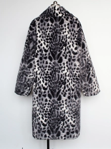 Détail du manteau long en fausse fourrure avec texture imprimée léopard gris et noir