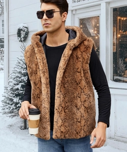 Détail macro du gilet à capuche pour hommes en fausse fourrure marron à motif serpent