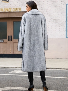 Vue arrière du long manteau en fausse fourrure grise dégradée avec grand col et style urbain