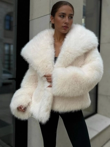 Short faux fur coat for women with large lapels in elegant white street style