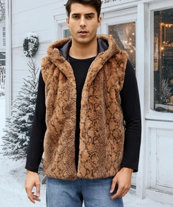 Détail d'un gilet à capuche en fausse fourrure marron pour homme avec motif animalier