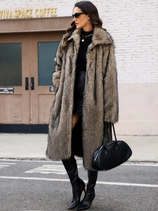 Manteau long en fausse fourrure marron pour femme avec bottes noires, style urbain chic