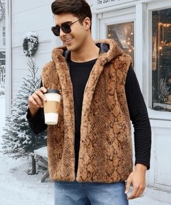 Détail du gilet à capuche pour homme en fausse fourrure avec imprimé python marron en hiver