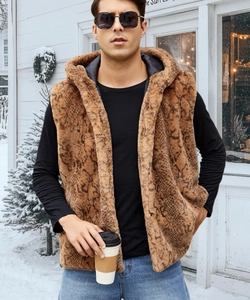 Détail de gilet à capuche pour homme en fausse fourrure marron à motif serpent en hiver