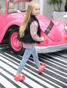 Gilet enfant en fausse fourrure noire avec sweat rose et legging à fleurs pour l'automne