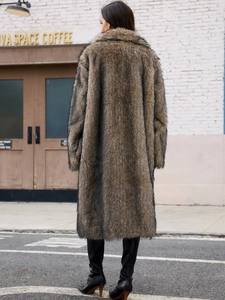 Vue arrière d'un long manteau en fausse fourrure beige et noire avec un col large