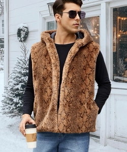 Détail d'un gilet à capuche pour homme en fausse fourrure marron à motif serpent en hiver