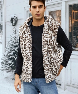 Gilet pour hommes à capuche en fausse fourrure léopard dans un décor d'hiver enneigé