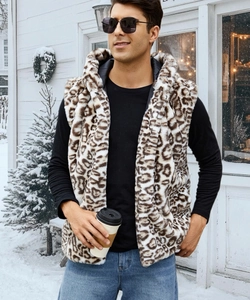 Détail du gilet à capuche en fausse fourrure léopard avec texture riche en hiver