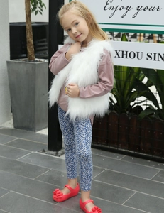 Détail du gilet en fausse fourrure blanche pour enfant avec une texture douce et pelucheuse