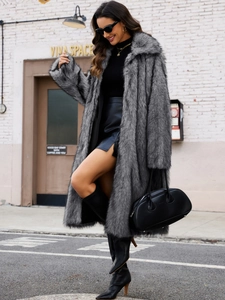 Détail d'un long manteau en fausse fourrure grise avec grand revers et texture douce