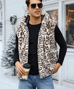 Détail macro du gilet pour hommes en fausse fourrure léopard avec une texture douce