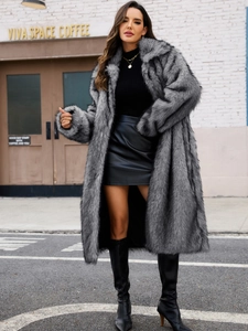 Détail d'un long manteau en fausse fourrure grise avec texture pelucheuse et dégradé