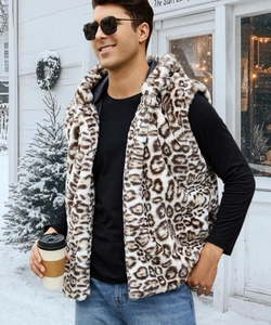 Détail macro du gilet en fausse fourrure léopard pour homme avec texture douce et capuche