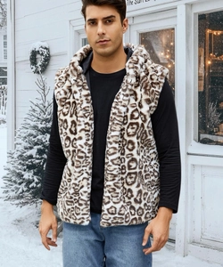 Détail d'un gilet à capuche en fausse fourrure léopard pour homme avec une texture douce