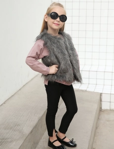 Détail du gilet en fausse fourrure gris foncé et du sweat rose pour ensemble hiver fille