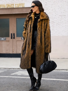 Manteau long en fausse fourrure à rayures marron et noir pour tenue d'hiver chic