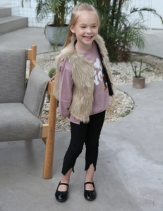 Gros plan d'un gilet pour enfant en fausse fourrure marron avec un sweat-shirt rose