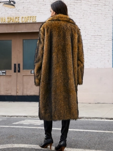 Vue arrière d'un manteau long en fausse fourrure dégradée marron et bottes à talons
