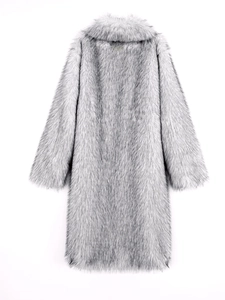 Détail de la texture en fausse fourrure gris argenté d'un manteau d'hiver pour hommes