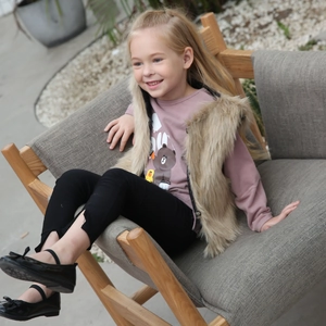 Détail de la tenue d'hiver pour fille avec gilet en fausse fourrure et t-shirt imprimé