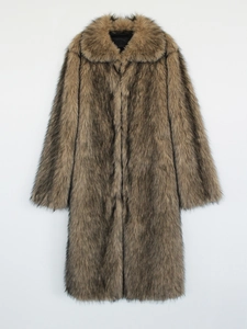 Détail de la texture en fausse fourrure d'un long manteau d'hiver brun à poil épais